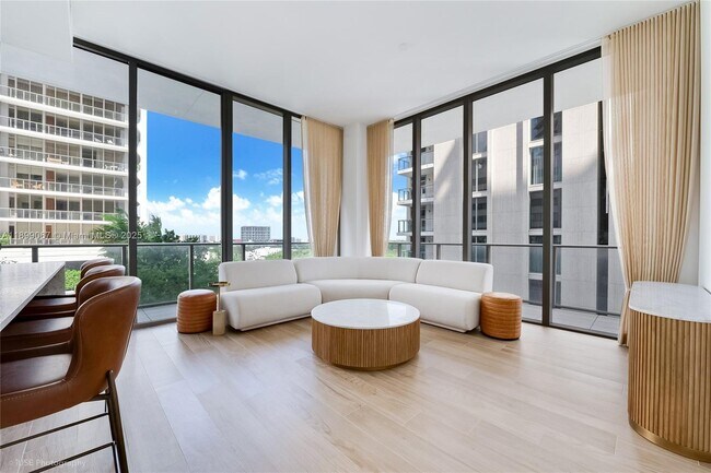 Foto del edificio - 2655 S Bayshore Dr