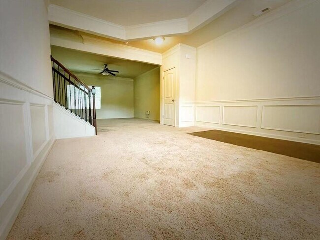 Building Photo - 527 Pine Ln