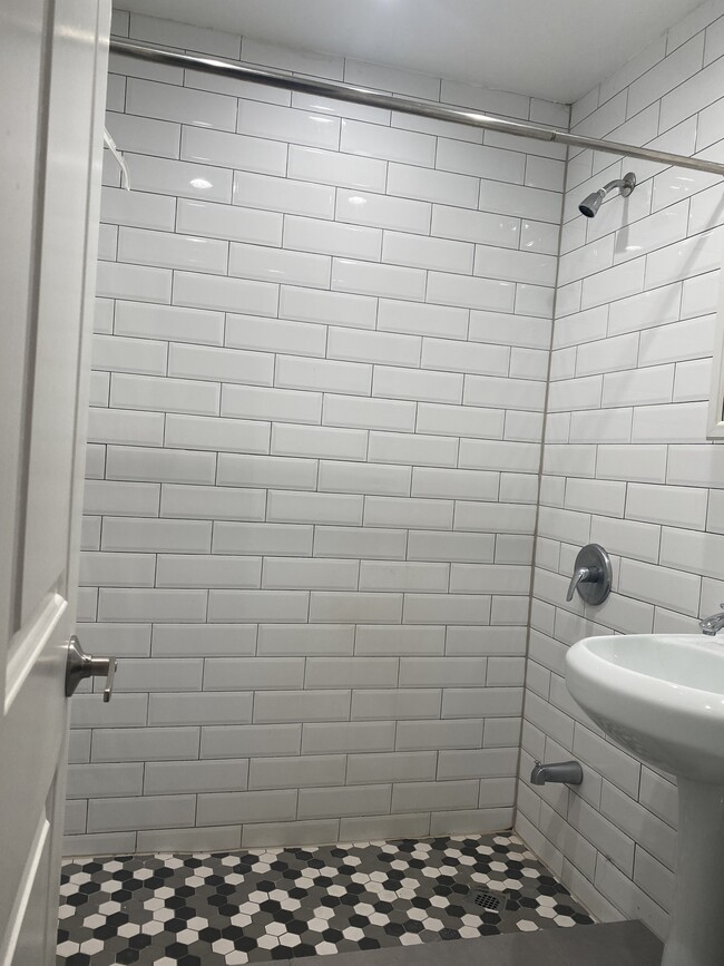 Building Photo - 568 Ridgewood Ave
