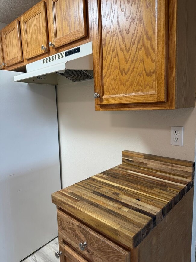 Building Photo - Second floor unit