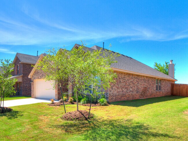 Foto del edificio - 4 Bedrooms/2 Baths in Falling Springs Addition - Deer Creek Schools - Community Pool