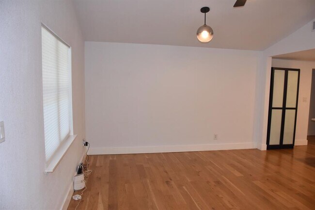 Building Photo - 401 N Pleasant Valley Rd