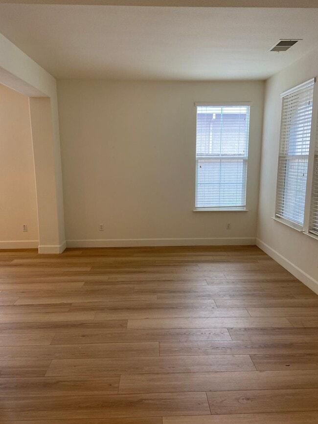 Building Photo - Folsom Parkway - 4 Bdrm, 3 bath