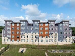 Building Photo - 3300 Oak Creek Dr