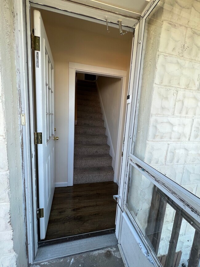 Entranceway - 2609 Broadway Ave