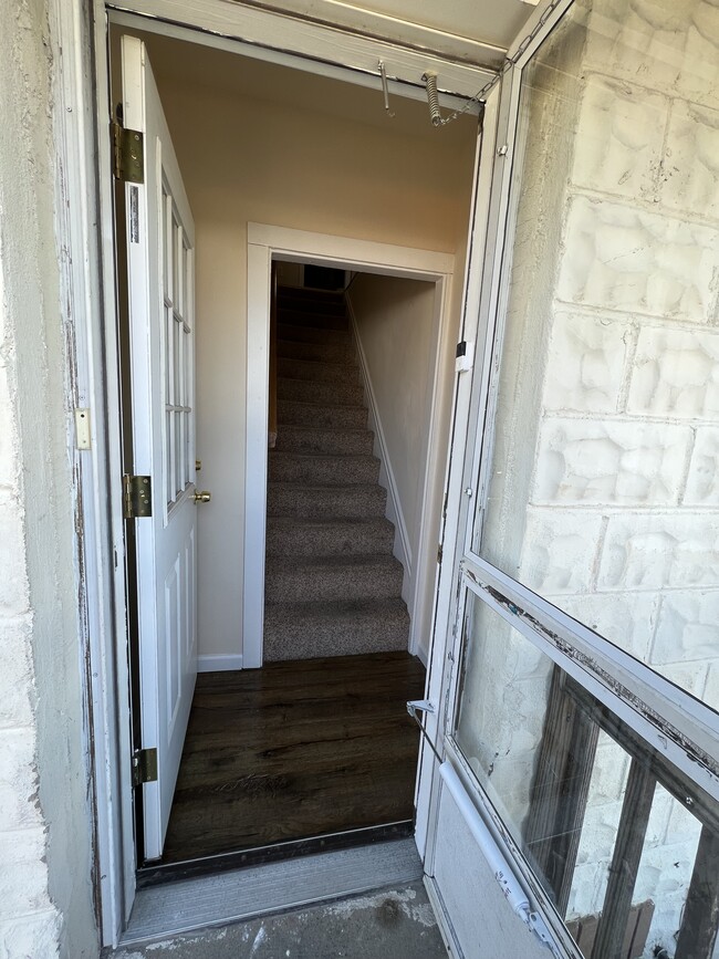 Entranceway - 2609 Broadway Ave