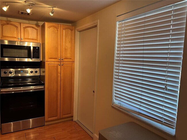 Building Photo - 3150 N Palm Aire Dr
