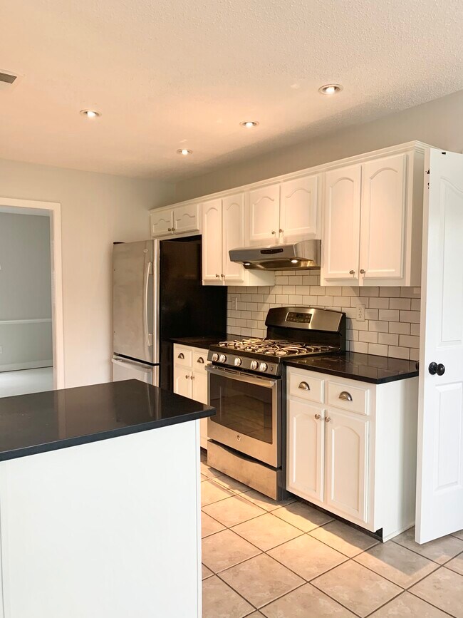 UPDATED Kitchen with Quartz Counters. Subway Tile Backsplash, Stainless Steel Appliances, GAS cooking, Recessed Lighting - 6945 Meadowlands Pl