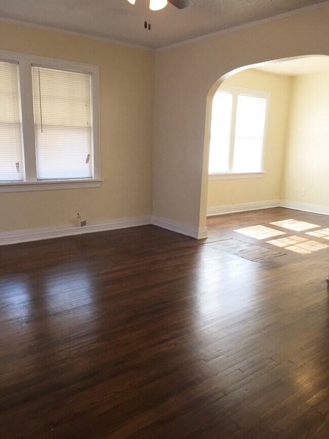 Building Photo - Charming 1930's 1 Bedroom!