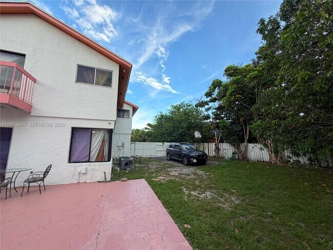Foto del edificio - 633 NE 204th Ln