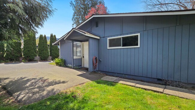 Building Photo - 2 Bed, 1 Bath Duplex in Prime Olde Town Issaquah Location with a Yard