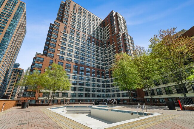 Foto del edificio - 102 Christopher Columbus Dr
