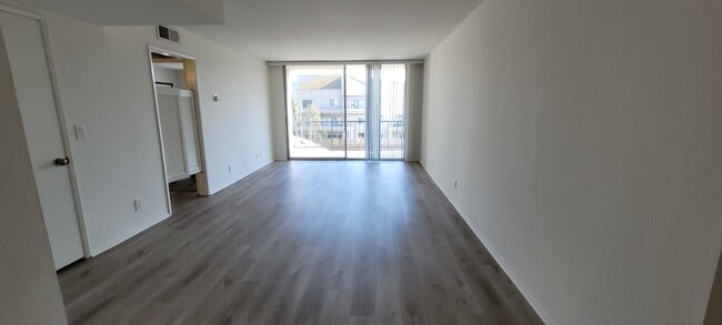Foto del edificio - Woodman Oaks Apartments