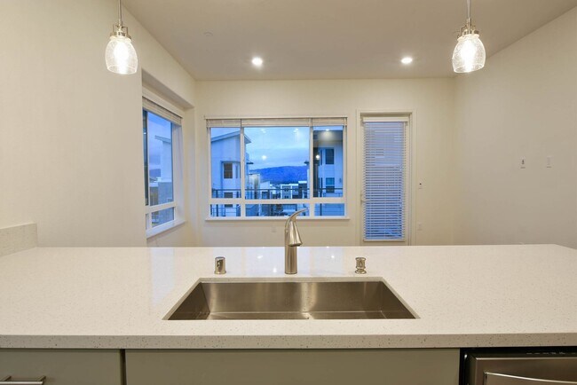 Foto del edificio - Recently Built 3 Bedroom 2 Bath Communications Hill Luxury Condo!
