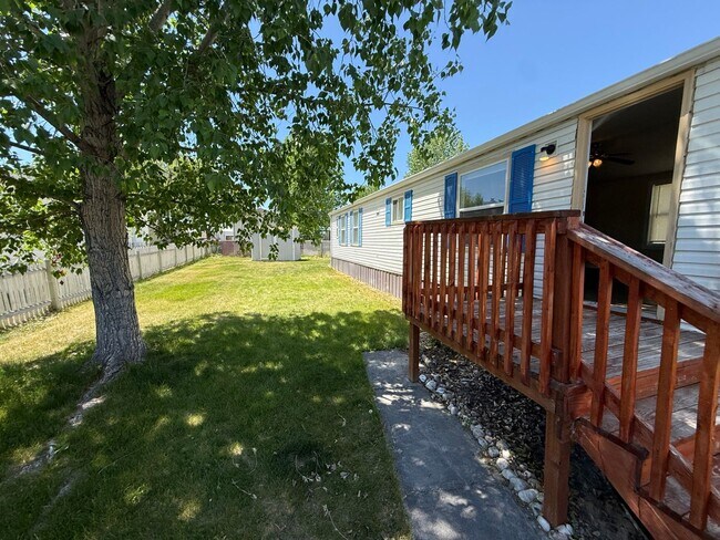 Foto del edificio - 3 Bed 2 Bath Mobile Home with Storage Shed...