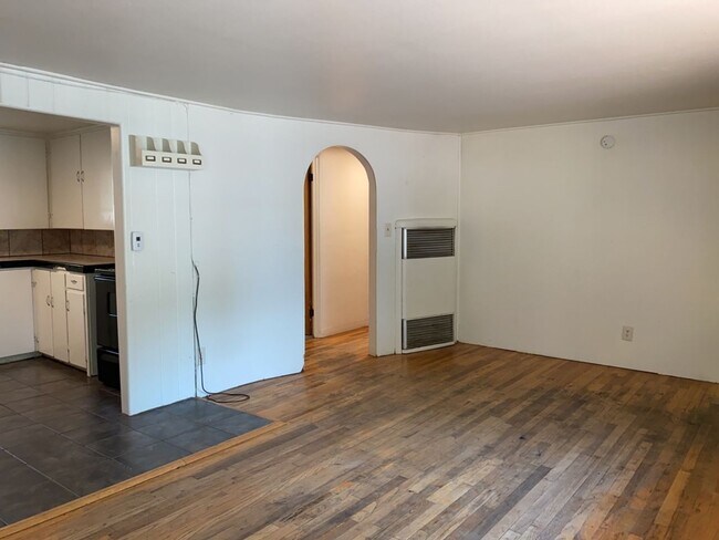 Foto del edificio - STUDENTS WELCOME! Cute 3-Bedroom / 1-Bath Home w/ Spacious Fenced Yard