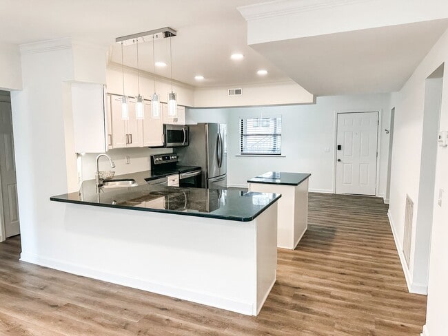 Building Photo - Spacious Renovated 3-Bedroom Condo Near UT...