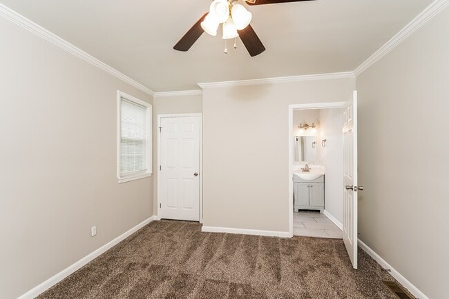 Building Photo - 204 Ashley Dr