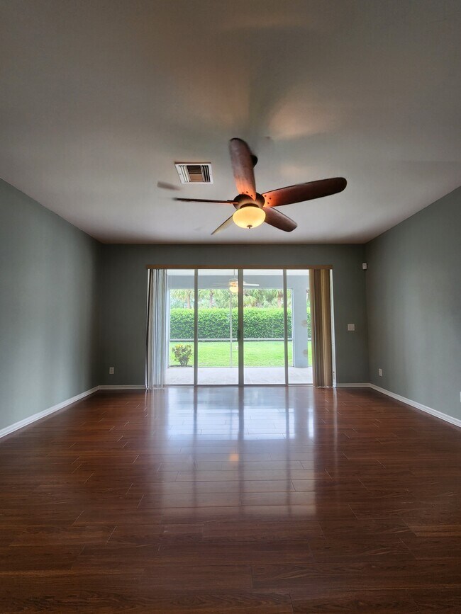 Foto del edificio - 11016 Lakeland Cir