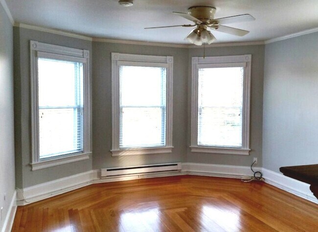 Building Photo - 116 E Broadway