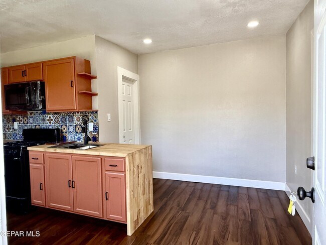 Building Photo - 2929 Grant Ave