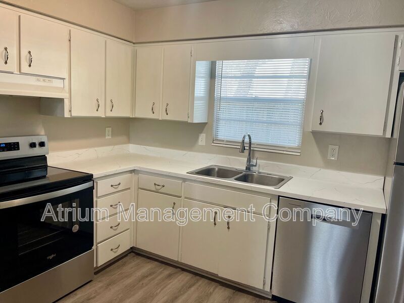 Primary Photo - 2220 NW 55th Blvd
