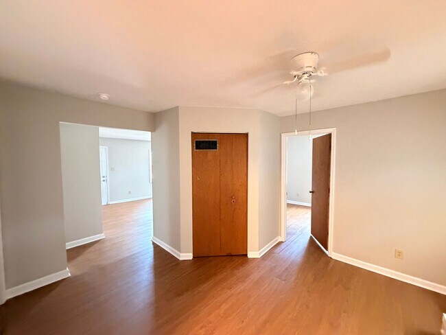 Foto del edificio - Renovated 2 Bedroom 1 full bath House! All new luxury vinyl flooring