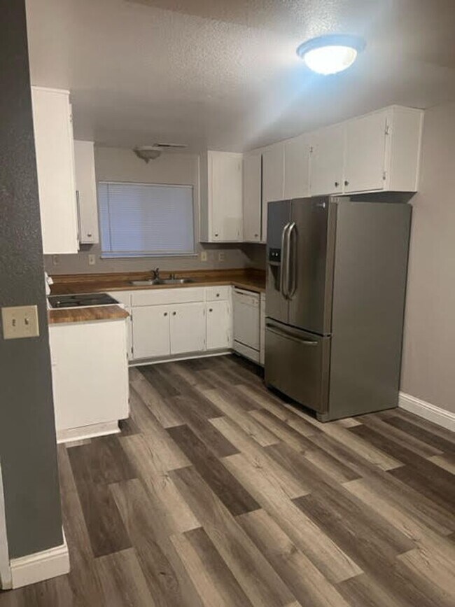 Foto del edificio - Manteca 3 Bedroom 2 Bathroom Triplex Home