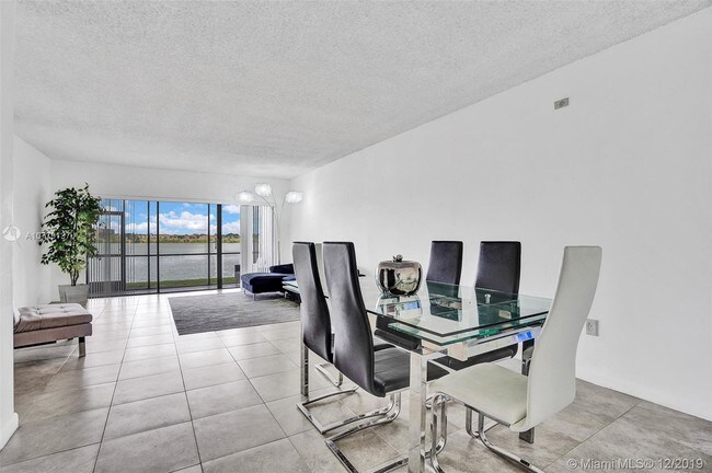 Foto del edificio - 471 Ives Dairy Rd