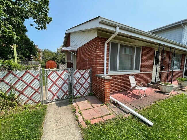 Building Photo - 7136 W Niles Ave