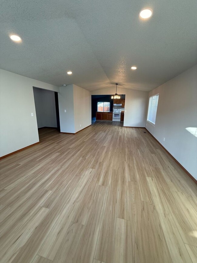 Building Photo - Newly Renovated 3B/2Ba Home in Quiet Neighborhood!