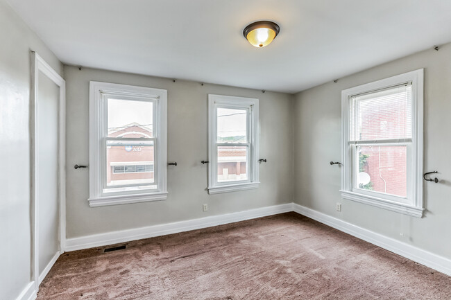 Building Photo - Prime Convenience: 2Bed/2 Bath; Cozy Retre...