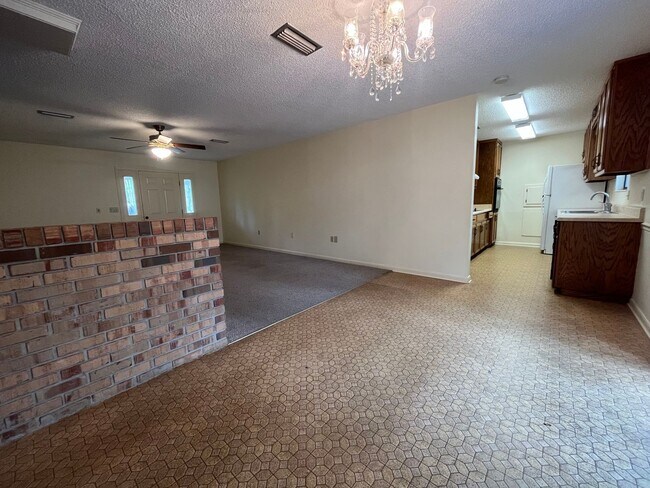 Building Photo - Charming Brick Home in Dowling Park