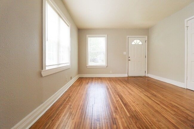 Building Photo - Newly Renovated Duplex!