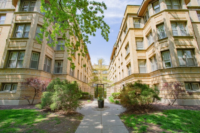 Building Photo - 1362 W Greenleaf Ave