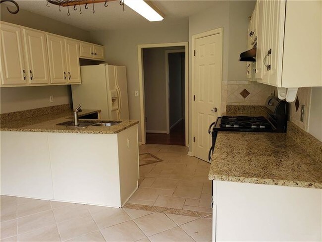 Building Photo - 2110 Clayburn Dr