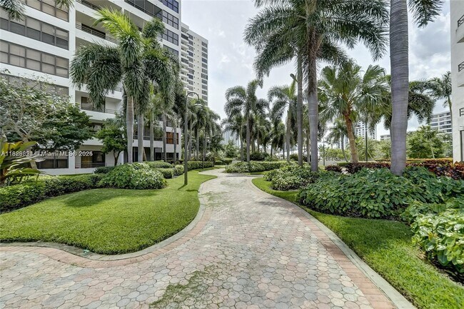 Foto del edificio - 2500 Parkview Dr