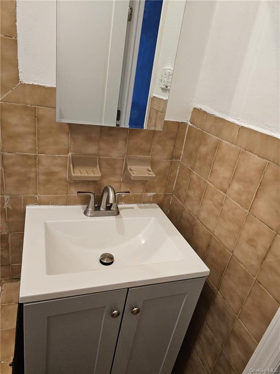 Building Photo - 91 E 208th St