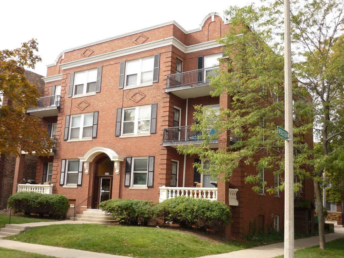 Primary Photo - 2545 N Stowell Ave