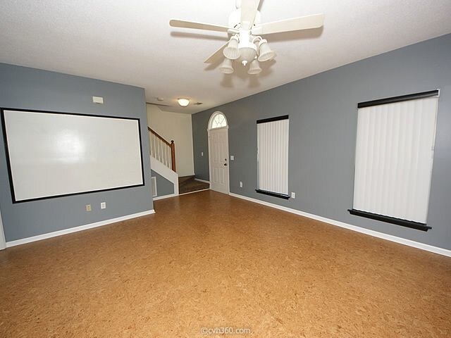 Building Photo - Spacious Home With Large Fenced Yard