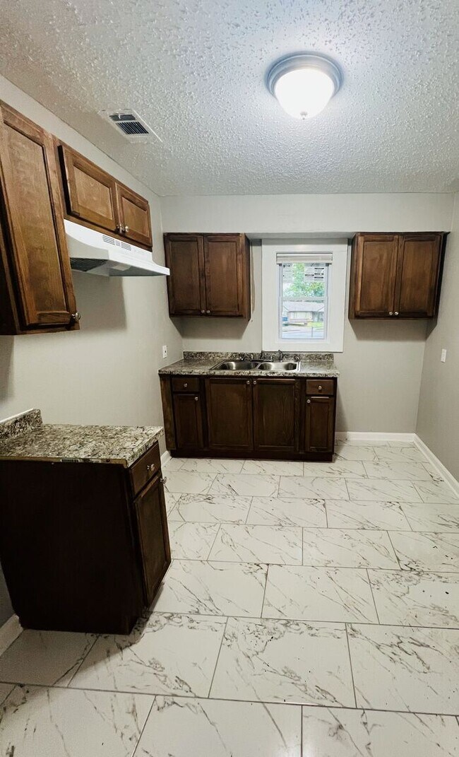 Building Photo - SECTION 8 WELCOMED!!!! GREAT LOCATION!!!!!