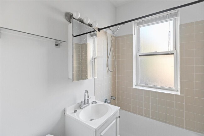 Foto del edificio - 656 W Oakdale Ave