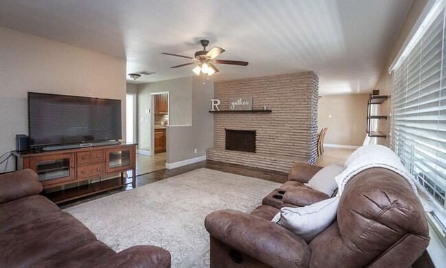Building Photo - Gorgeous 3 Bedroom Home located Lincoln Es...