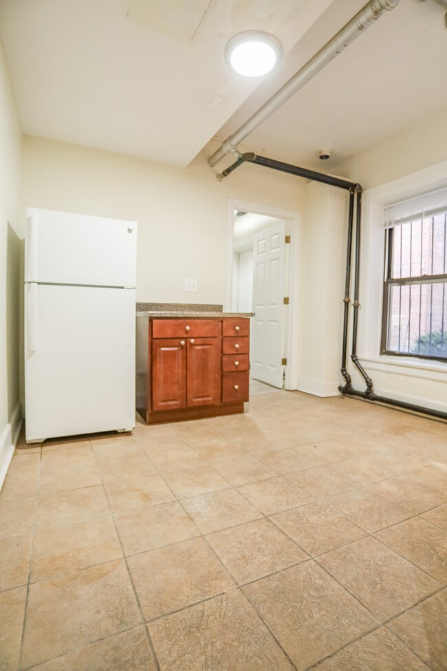 Building Photo - 7445 N Greenview Ave