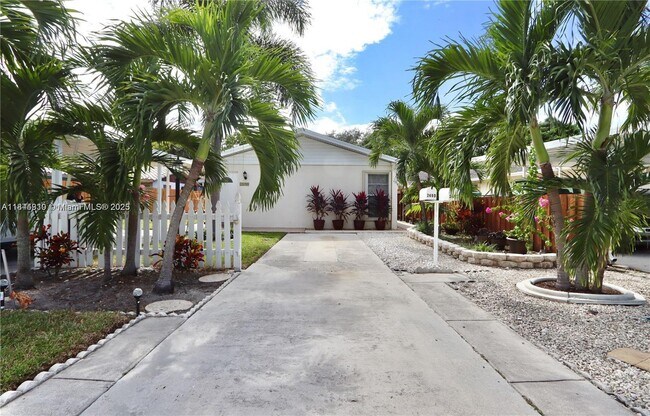 Foto del edificio - 2490 NE 184th St