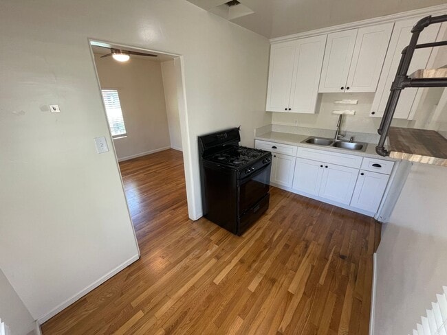 Building Photo - **CHARMING CASITA ** 1Bedroom / 1 Bath ava...