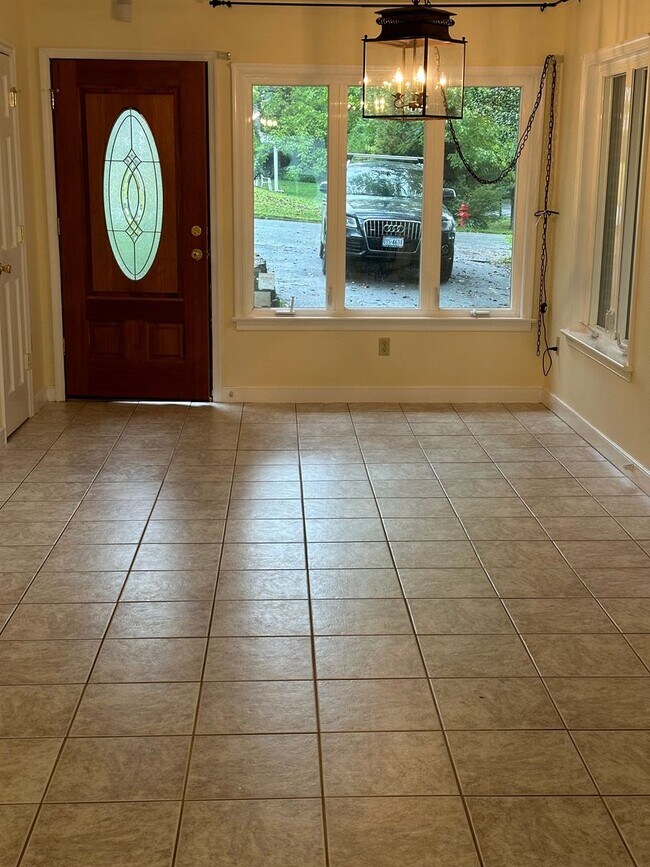 Building Photo - 1 BR, 1.5 Ba duplex in quiet residential n...