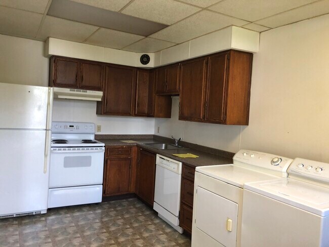 Cocina con lavadora & secadora - 130 9th St