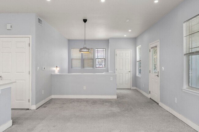 Foto del edificio - Updated Central Park Condo for Lease
