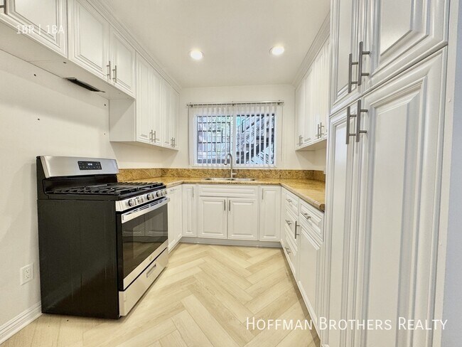 Foto del edificio - 8407 Clinton Ave